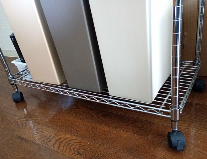 キャスターつきのスチールラック