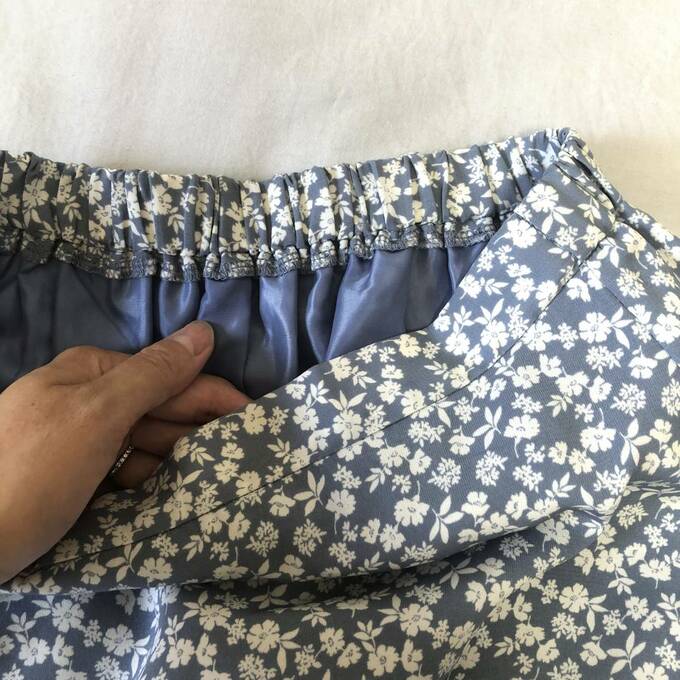 後ろだけゴムになっていて、トップスをインしても大丈夫