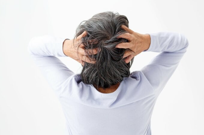 頭を抱える女性