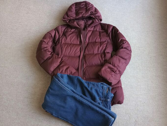 ほぼ毎日着ているユニクロのダウンジャケットと、裏起毛ジーンズのセット