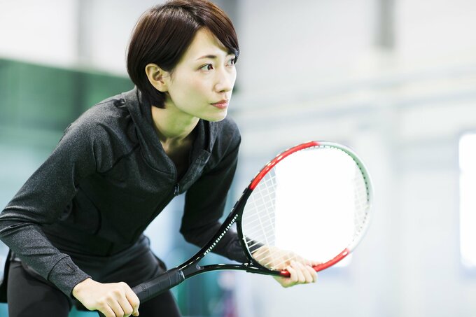 テニスをする女性