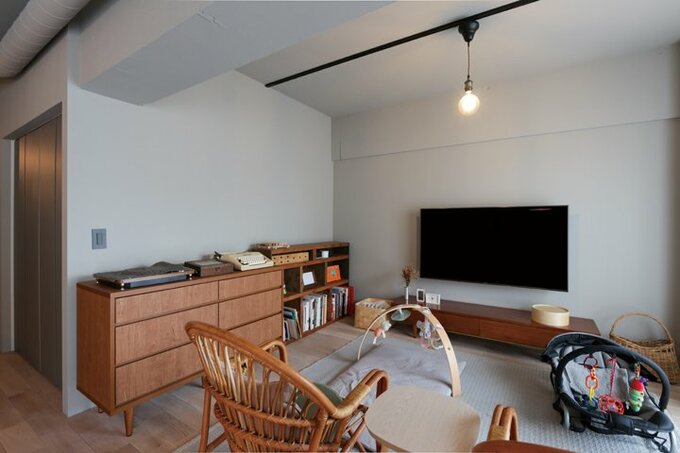 壁をグレーの塗装で仕上げたリビング