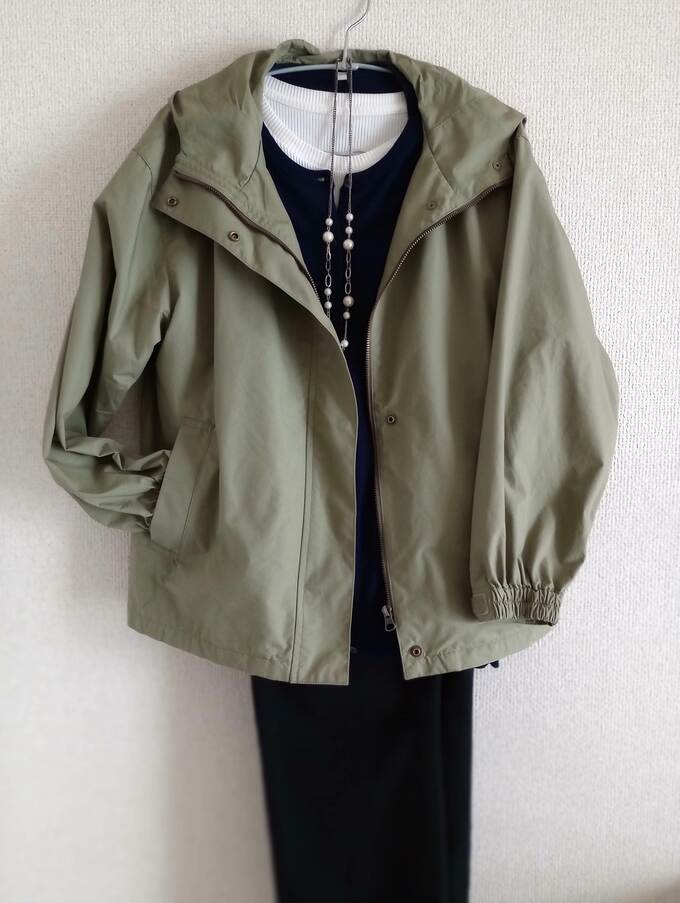 春のアウターはモスグリーン