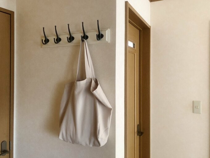 マイバッグを洗面所の脇にかけておく