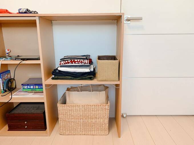 オープン棚上段に少しだけの衣類と靴下