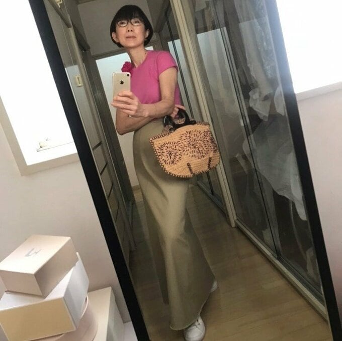 濃いピンクに濃いベージュコーデ