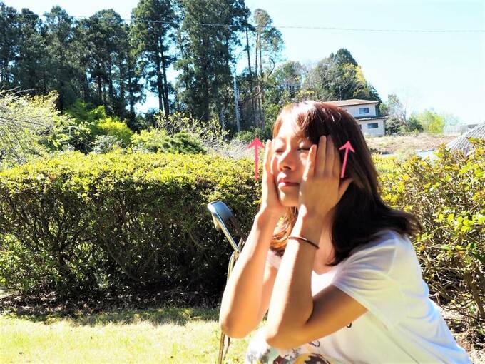 頬を両手で引き上げる