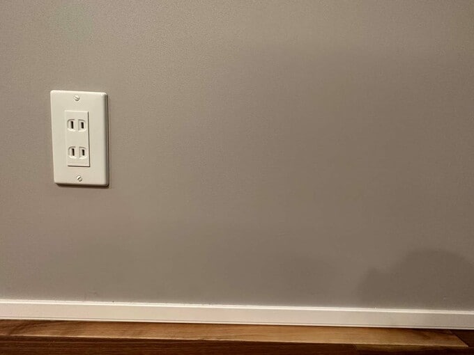 グレーの壁紙にホワイトの巾木