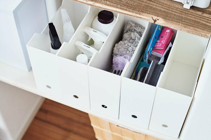 ボックスにスプレーお掃除道具など