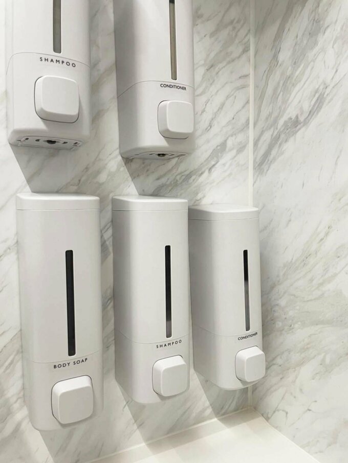 壁に取りつけたシャンプーリンスボトル