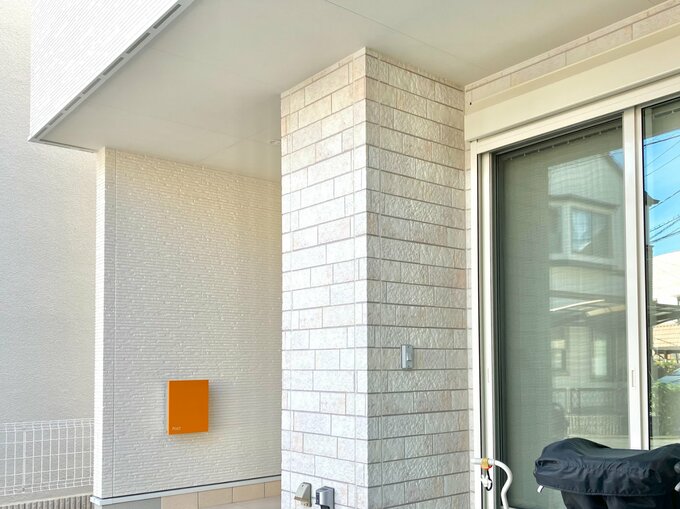 玄関扉からサイクルポートへつながる軒