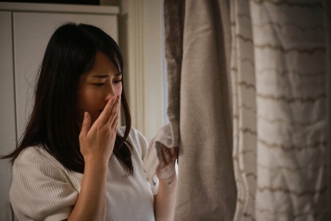 洗濯物の臭いを嗅ぐ女性