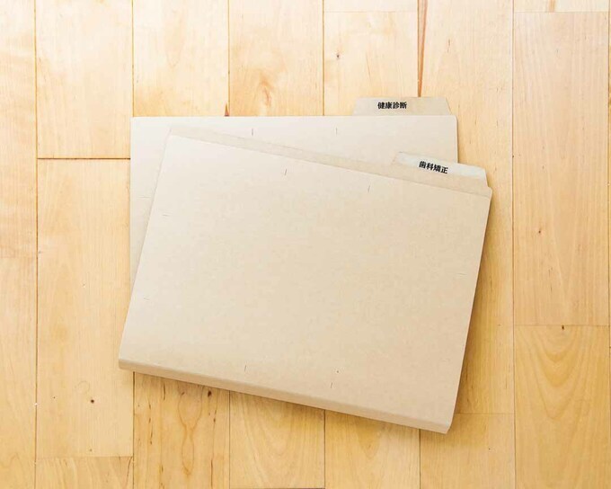 書類をはさんだフォルダー