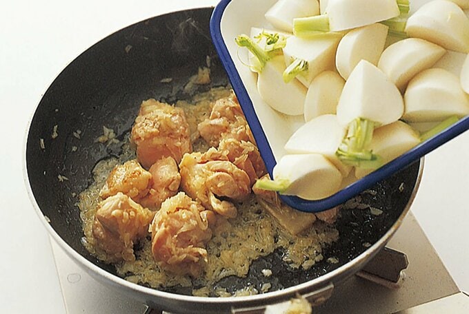 炒めたタマネギと鶏肉にカブを加える