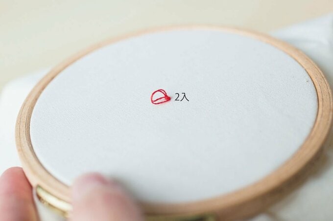 裏側へ針を引き抜く様子