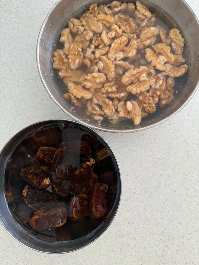 浸水しているクルミとデーツ