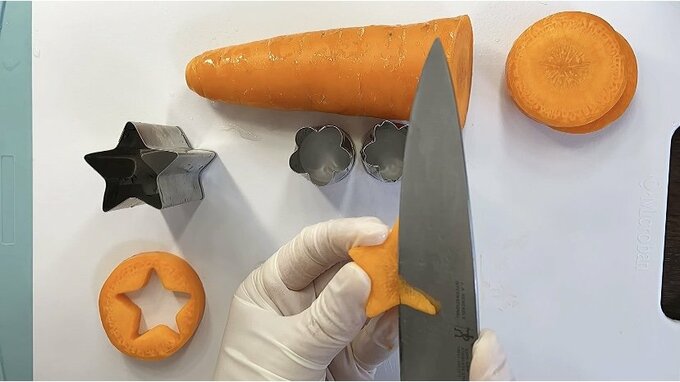 切り込みに向かって斜めに包丁を入れる