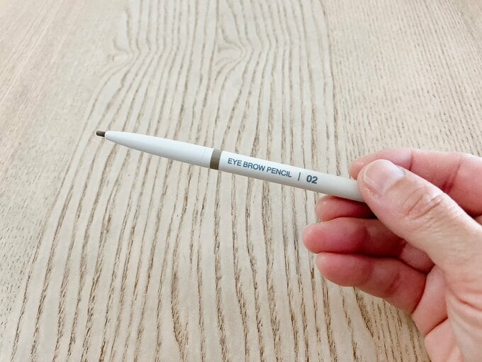 アイブローをもっている様子