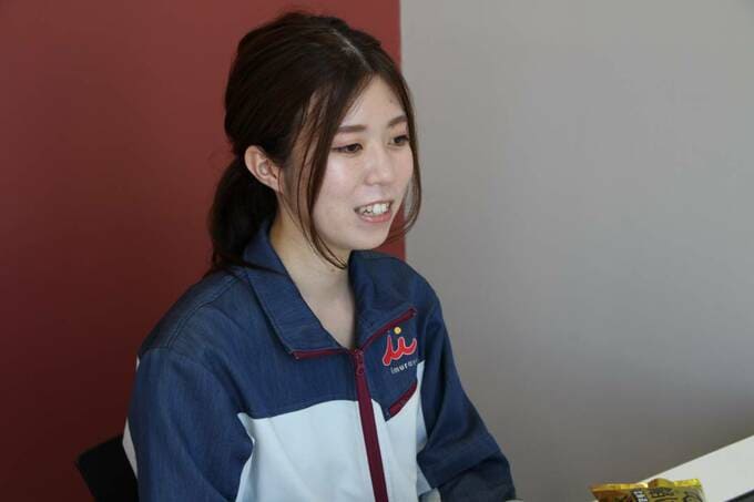 インタビューに答える女性