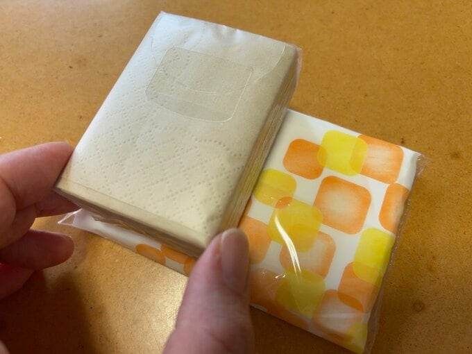 ポケットティッシュの約2分の1のコンパクト感