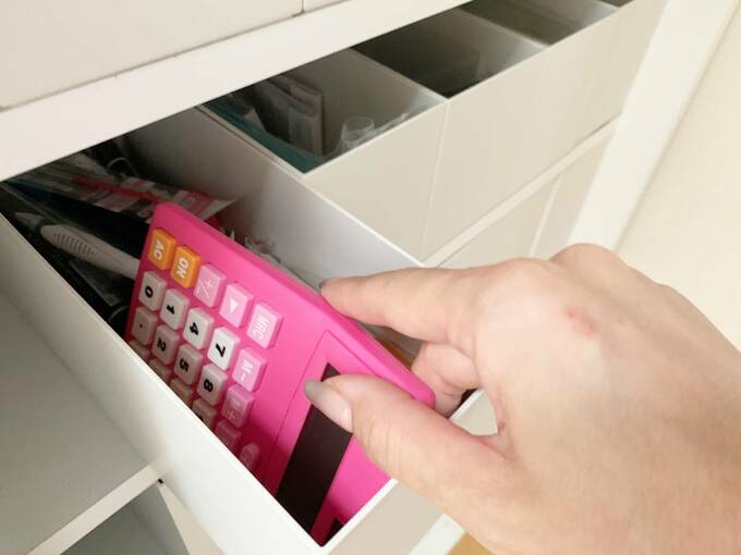 ボックスから電卓を取り出す