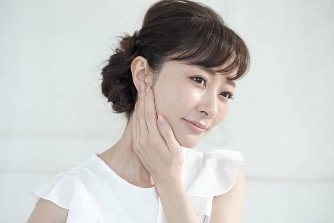 左手を右顎に当てる