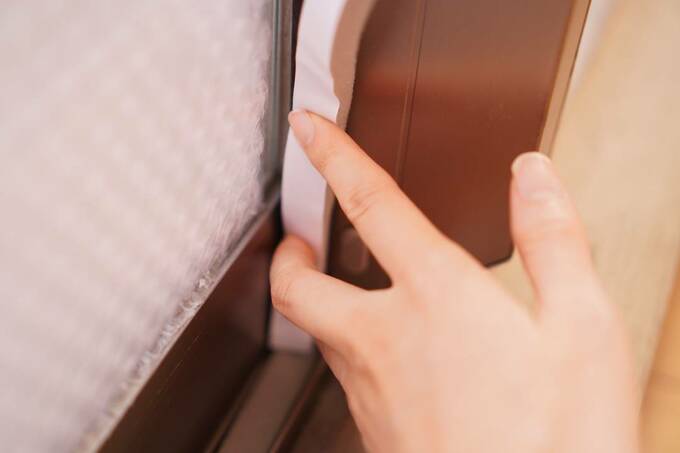 テープを指でおさえる