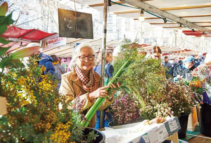 花を買っているところ