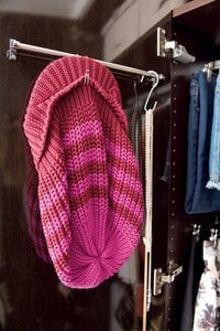 帽子やネックレスは扉裏にフックでかける収納に