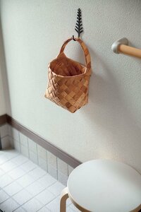 玄関のたたきの壁に雑貨屋のフック