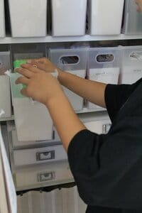 目線よりも少し下に収納スペースをつくる