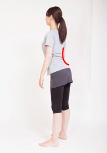 お尻をやや後ろに突き出す