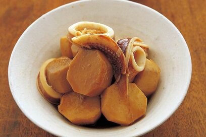 秋冬におすすめ「サトイモとイカの煮物」レシピ。しょうゆがしみたほっこりする味