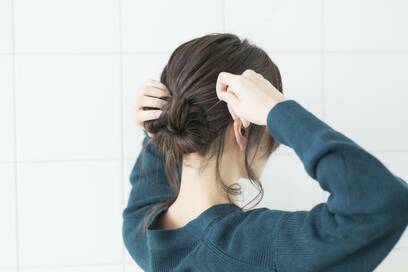 白髪の原因は生活習慣。定期的に分け目を変えるのも有効