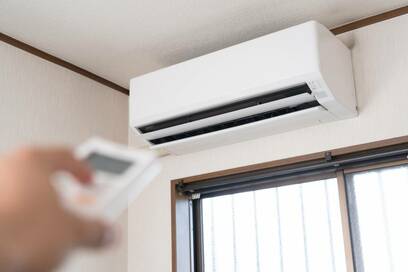 電気代を抑えて部屋を冷やす。エアコンと一緒に使うべきものは？