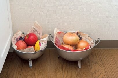 マルシェで見つけた木箱も！フランス式収納で部屋をすっきり