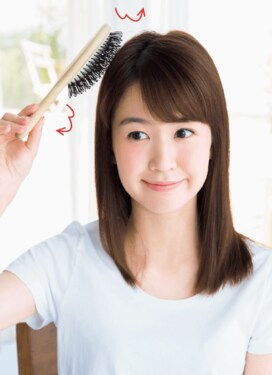 冷房はハリ・ツヤ美髪の大敵！ブラシ1本でできる頭皮ほぐしマッサージ