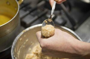 片手でひと口大に丸く押し出す