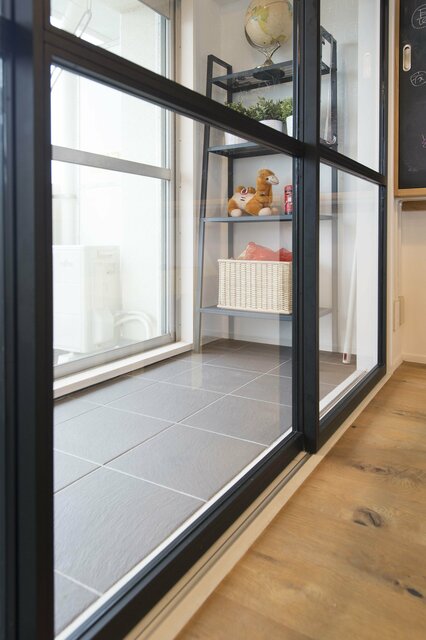 仕事から帰ったら「猫が居た」!? 気ままなロシアンブルーと暮らす家