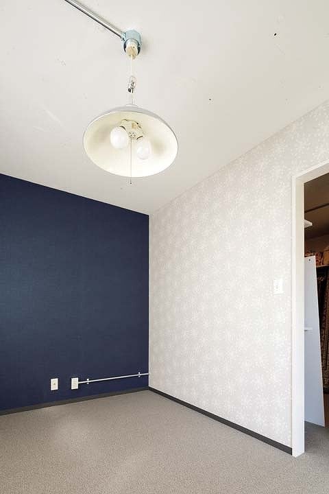 アクセントクロスで遊び心のある寝室に