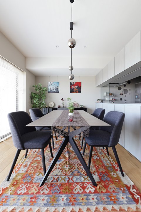 モダンな家具が目を引くダイニング