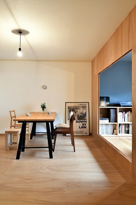 ラワン板で緩く仕切ったリビングダイニング