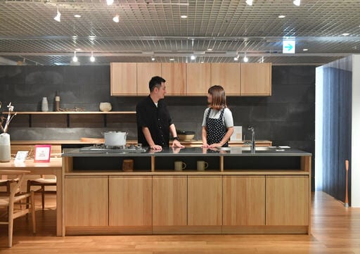 キッチンで顔を合わせる２人