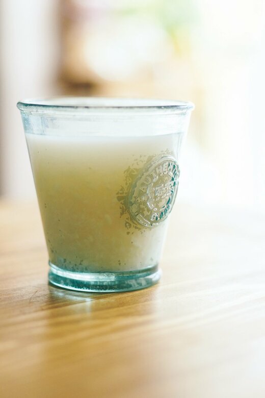 コップに注がれた甘酒