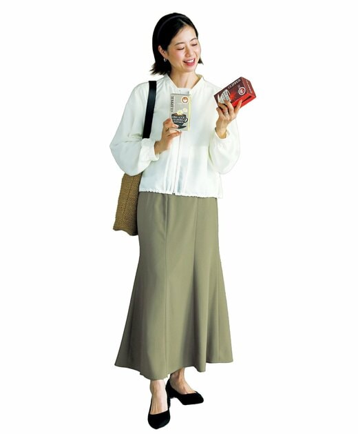 紅茶の箱を見つめて微笑む女性