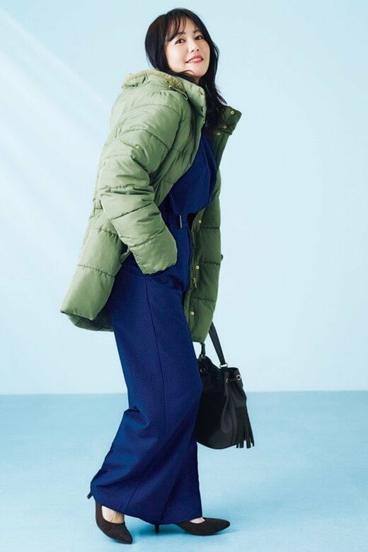 ダウンアウターを着こなす磯山さやかさん