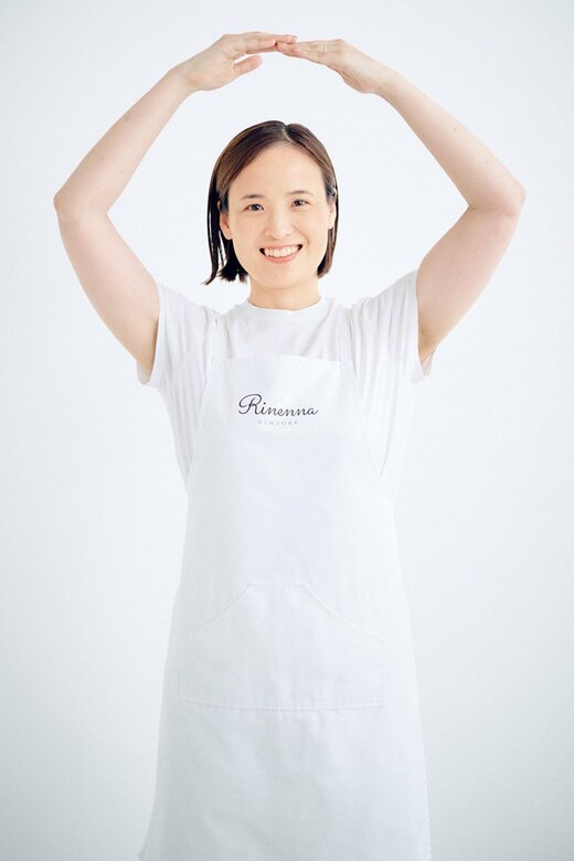 白いTシャツに白いエプロンをつけた女性が丸印をしている様子