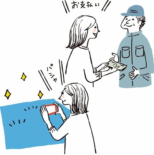 スマホで写真を撮る女性とお金を支払う女性