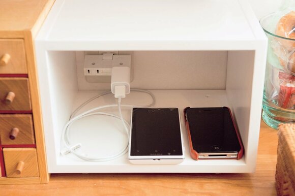 リビングの出入り口近くに家族のケータイ置き場をセット。充電もスムーズに