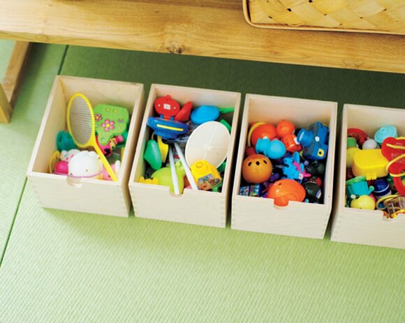 細かなオモチャはおそろいの小さな木製ボックスに